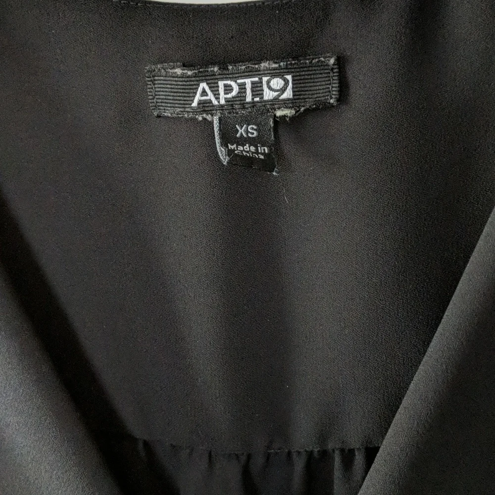 Apt 9 black v-neck sleeveless blouse - Picture 6 of 8